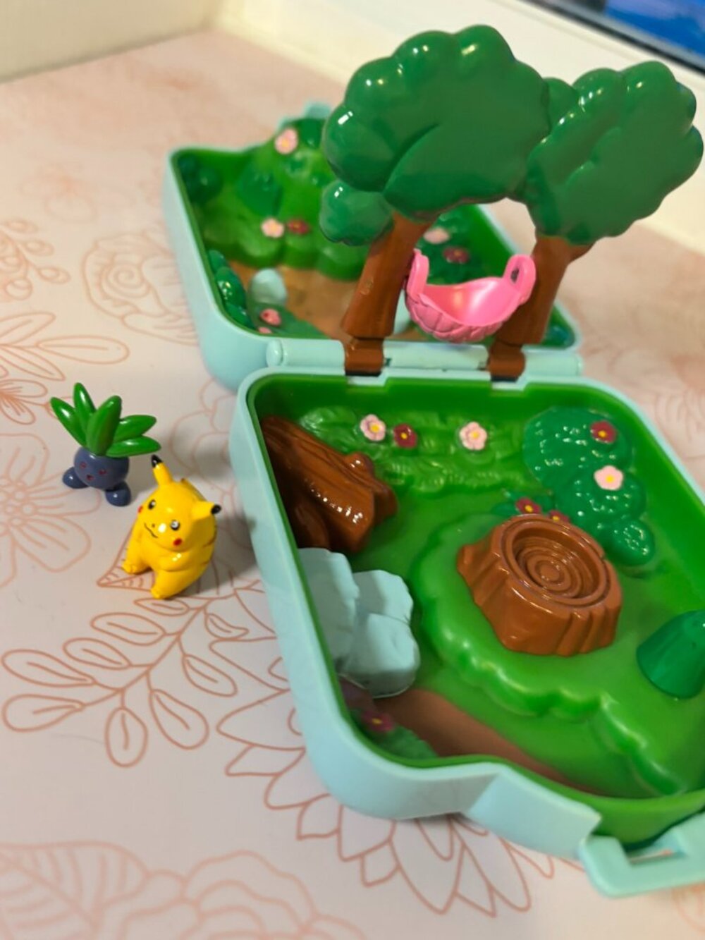 Vintage 1997 Pokemon Playset Compact with Pikachu & Oddish